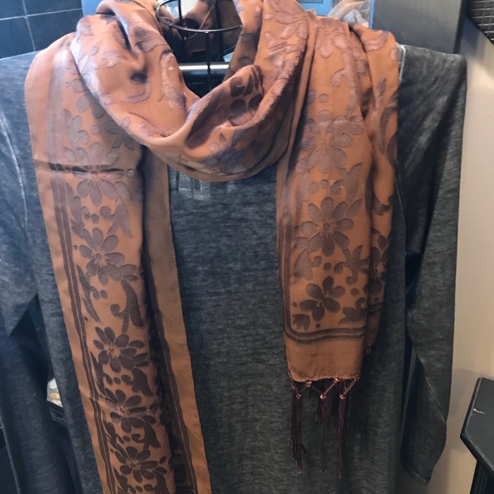 EUC Super Soft Chocolatey Brown 🧣 💋💋💋